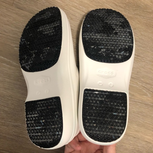 Crocs slip on shoes size 8 - Picture 5 of 6